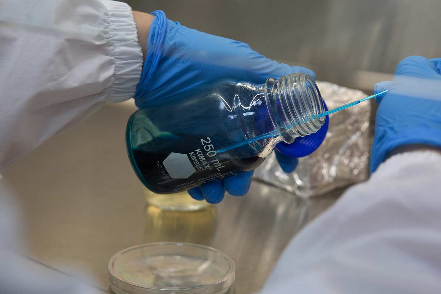 外表看似相同的雞蛋，內在學問卻大不同！昕旺蛋品帶您深入解析「洗選蛋」與一般散裝蛋的關鍵差異。洗選蛋需經過專業的洗淨、風乾、檢查及分級程序，能有效去除殼表汙垢並大幅降低沙門氏菌等汙染風險，提供更高層次的食品安全保障。 不論您是追求極致口感、喜愛半熟滋味的「溏心蛋」愛好者，還是習慣在早餐準備一顆營養紮實的「水煮蛋」，選用高品質的洗選蛋都是美味與安心的首選。此外，針對烘焙、餐飲業界的需求，昕旺也致力於提供衛生、便利的「液體蛋」產品，免除手打蛋的汙染風險與麻煩，確保每一份料理都能維持穩定品質。 在日常選購時，透過本文的小知識分享，您可以更了解洗選流程的重要性與判別方式。昕旺蛋品堅持從源頭把關，讓您在為家人準備料理時，不再為了蛋殼表面的細菌而擔憂。跟著我們一起聰明挑選，從最基本的蛋品開始守護全家人的飲食健康。無論是家庭料理還是專業餐飲，昕旺都是您值得信賴的蛋品專家。